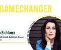 Bild: Sara Neidhardt / Grafik: Redaktion Magazine
Die gebürtige Weidenerin ist erfolgreiche Schauspielerin. Seit 2021 gehört Anita zum Hauptcast der beliebten Serie „Dahoam is Dahoam“
