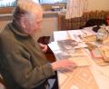 Bild: Friedrich Wölfl
Beim Sichten von Unterlagen fallen dem 98-jährigen Johann Mayer immer wieder Episoden aus seinem Leben ein.