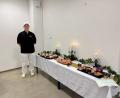 Bild: Harzer
Eine Wurst- und Brotzeitplatte als Mitternachtssnack, gefüllte Entenbrust und ein Hirschfilet im Brätmantel: Das servierte Elias Harzer bei seiner praktischen Prüfung der Jury. Sein köstliches Buffet trug zum Erwerb des Meistertitels bei.