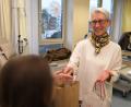 Bild: Klinikum/Dietl
Brigitta Schöner, Vorsitzende des FFGO, überreichte die Geschenktüten an viele Patienten im Klinikum Amberg.