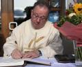 Bild: mma
Vor rund 100 Tagen trug sich Hahnbachs neuer Pfarrer ins goldene Buch des Marktes ein.