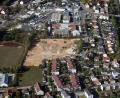Luftbild: Bernd Georgi
Aus der Luft ist das Gelände "Im Stadtgarten" an der Amberger Straße zwischen Amberg und Kümmersbruck gut zu erkennen. Links neben der Brachfläche ist der ehemalige Bundeswehr-Sportplatz zu sehen, am linken Bildrand die Vilstalstraße, am rechten die Bahnlinie Schwandorf-Amberg.