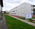 Bild: Petra Hartl
Links die Realschule, rechts die Container auf dem Hartplatz, im Hintergrund die Häuser der Peter-Fechter-Straße: Die Unterkünfte werden per Zaun vom Schulgebäude getrennt.