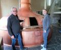 Bild: bsc
Karlheinz Mohr (links) und Sohn Fabian Kern (rechts) im Sudhaus der Schlossbrauerei Friedenfels. Beide sind überaus zufrieden mit dem ersten Geschäftsjahr.