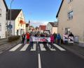Bild: knh
Anlieger der Hüttener Straße und Mitglieder der Bürgerinitiative „Umgehungsstraße Mantel – jetzt!“ bremsten den Verkehrsfluss am Zebrastreifen beim Gasthaus „Hauptmann“ und machten auf die Forderung nach einer Umgehungsstraße aufmerksam.