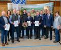 Bild: sds
Das vielfältige ehrenamtliche Engagement zahlreicher Bürger prägt das Leben in der Gemeinde Friedenfels. Im Bild die Geehrten mit Dritter Bürgermeisterin Lisa Rauh und Bürgermeister Oskar Schuster (von rechts) sowie der Landtagsabgeordneten von Bündnis 90/Die Grünen, Laura Weber, und Landrat Roland Grillmeier (hinten von links).