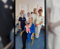Bild: Janina Rosenau, Kliniken Nordoberpfalz
Mona Kan (vorne, Mitte) freut sich über ihr Weihnachtsbaby Olivia. Zu dem Mädchen gratulierten (von links) Hebamme Vivien Neudert, Assistenzärztin Antonia Schuller, Oberärztin Dr. Gabriela Dinu und Stationsschwester Jeanette Meixner.