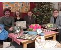 Bild: mfh
Den Großteil der Geschenke bringt ein Transporter, auf dem Tisch liegen ein paar Vorab-Exemplare vor (von links) Christof Ottmann und Yvonne Rösel von Pro-SuRo, Zweitem Bürgermeister Günther Koller und Stefan Reither, geschäftsführender Vorstand des Ernst-Naegelsbach-Hauses.