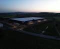 Bild: Schott/exb
Das Otto-Schott-Logistikzentrum an der Oberteicher Straße in Mitterteich in der Morgendämmerung. Der Betrieb läuft an, am 17. Juli ist der Termin der Einweihung.
