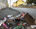 Bild: Stephan Huber
Während sich an etlichen Straßenecken in Amberg der Abfall von Silvester am Neujahrsmorgen noch türmte (hier Regensburger Straße), war eine ähnliche Böllerbatterie nach Verwendung in der Vilsstadt in einer Mülltonne gelandet. Problem: Das Teil glomm noch und setzte die Tonne in Flammen.