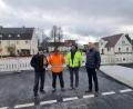 Bild: fg
Landschaftsarchitekt Josef Garnhartner, Polier Christian Wallner, Matthias Wagner von der Bauüberwachung und der Hirschauer Bürgermeister Hermann Falk (von links) freuen sich, dass der Umbau der Georg-Schiffer-Straße nach Plan verläuft. Die Neugestaltung soll im Sommer 2025 abgeschlossen sein.