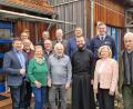 Bild: mab
Vereinsvertreter und Freunde, aber auch kirchliche und politische Repräsentanten gratulieren Manfred Müller (vorne, Dritter von links) zu seinem 80. Geburtstag.