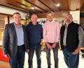 Bild: Möbel Münch/exb
Die Firmeninhaber Michael Seidl (links) und Martin Münch (rechts) gratulieren ihren langjährigen Mitarbeitern Gerd Kilp und Andreas Götzl (Zweiter und Dritter von links).