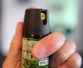 Symbolbild: Bernd Weißbrod/dpa
Der Detektiv besprühte einen Ladendieb mit Pfefferspray.