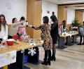 Bild: R. Kreuzer
Leckereien und Basteleien gab es beim Basar im Vorfeld des großen Weihnachtskonzerts am Gymnasium Neustdt/WN.
