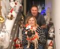 Bild: Gabi Schönberger
Alfred und Tanja Moritz lieben die Weihnachtszeit. Das Haus des Pleysteiner Ehepaares ist mit viel Liebe zum Detail geschmückt. Mops "Moritz" trägt aber nur zu speziellen Anlässen seine Weihnachtsmontur.