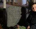 Bild: Hirsch
Leyla Kellecioglu legt am Gedenkstein Blumen zur Erinnerung an ihre Familie nieder, die beim Brandanschlag am 17. Dezember 1988 ums Leben kam.