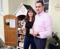 Bild: Anna Hermann
Anna und Johann Hermann vor ihrem Selbstbedienungsschrank in Neustadt/WN.