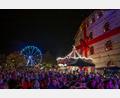 Bild: Municipality of Trikala, e-trikala SA
Das dicht gedrängte Publikum verfolgt eine Show, im Hintergrund machen Riesenrad und Karussell Lust auf das nächste Vergnügen – und das Mühlengebäude sieht als Geschenk verpackt fröhlich zu.