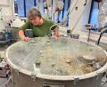 Bild: ihl
Doris Schmack schaut nach dem Papierschlamm und ist zufrieden. In diesem Fermenter läuft der Versuch, aus diesem Stoff möglichst viel Biogas zu gewinnen.