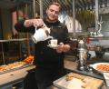Bild: Gabi Schönberger
Mohammad Ebrahimi schenkt in seinem Imbiss "Roja" für einen Gast eine Tasse Tee ein. Seinen emotionalen Ausbruch in der TV-Sendung "Rosins Restaurant" bereut er, findet aber Erklärungen dafür.