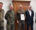 Bild: Uwe Meyer/exb
Abteilungsleiterin Viktoria Schmalhofer und der zuständige Sachgebietsleiter Gerhard Domaier heißen den neuen Verbindungsoffizier Andreas Böhm im Beisein von Oberstleutnant Müller und Hauptmann Meyer (von rechts) im Landratsamt willkommen.