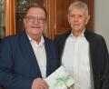 Bild: gf
Bürgermeister Martin Preuß (links) gratulierte dem rüstigen Jubilar Arkadi Stein zum 90. Geburtstag und überreichte einige Euro Amberger Stadtgeld