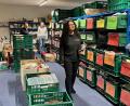 Bild: Gabi Schönberger
Auf rund 400 Quadratmetern bietet die Tafel gut sortiert allerlei gespendete Waren, darunter Kleidung, Porzellan, Kindersachen, Spielzeug und Gebrauchsgegenstände an.