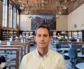 Bild: Moritz Pöllath/exb
Autor Moritz Pöllath im Roger W. Heyns Reading Room, Charles Franklin Doe Memorial Library, University of California, Berkeley, CA, wo er das letzte Kapitel seines Buches geschrieben hat. Im Hintergrund das Gemälde "Washington Rallying the Troops at Monmouth" des Deutsch-Amerikaners Emanuel Leutze, das im Epilog eine zentrale Rolle spielt.
