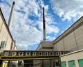 Bild: Gabi Schönberger
Der rechte der beiden rund 140 Meter hohen Schornsteine markiert die Floatlinie eins im NSG-Pilkington-Werk Weiherhammer. Ab dem Sommer wird etwa ein Jahr lang nicht mehr rauchen.