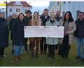 Bild: jr
Gewerbefördervereins-Vorsitzender und Bürgermeister Stefan Grillmeier (Fünfter von rechts) überreichte jeweils 1000 Euro an den Verein "Happynest" und ihrer Vorsitzenden Eva Wuttke (Fünfte von links), sowie an Dr. Annemarie Schraml (Vierte von rechts) für die Aktion Feuerkinder. Mit im Bild die Ideengeber und Vorstandsmitglieder des Gewerbefördervereins.