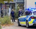 Archivbild: André Baumgarten/Mediengruppe Bayern /dpa
Polizisten stehen vor der Kinder- und Jugendpsychiatrie des Bezirksklinikums in Regensburg. Im Oktober 2023 geschah dort ein tödlicher Messerangriff.