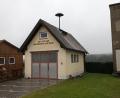 Bild: bjp
Die Weichen sind gestellt: Ab kommendem Jahr will die Stadt Pressath an die Planung für ein neues Dienstgebäude der Feuerwehr Hessenreuth gehen (Bild: das jetzige Gerätehaus). Nach Möglichkeit soll es auch als Dorfgemeinschaftshaus dienen.