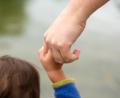 Symbolbild: Fernando Gutierrez-Juarez/dpa
Pflegeeltern sind für Kinder, die aus verschiedenen Gründen nicht in ihren Ursprungsfamilien leben können, oft der zuverlässigste Halt im Leben.