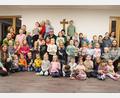 Bild: gru
Zu Weihnachten übergaben Lisa und Dominik Winter (Mitte) mit ihren Kindern an Verantwortliche der Kinder- und Jugendarbeit in der evangelischen Kirchengemeinde St. Stephanus in Edelsfeld den Spendenbetrag von 1000 Euro.