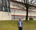 Bild: Völkl
Gut leben auf dem Land: Dazu gehört auch die Sanierung der Grundschule. Bürgermeister Maximilian Beer zeigt die Projekte auf, die im Jahr 2025 in Schwarzhofen anstehen.