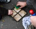Archivbild: Kira Lorenz 
Ein Unbekannter hatte Stolpersteine in Regensburg mit silberner Farbe besprüht.