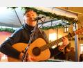Bild: Kunz
Profimusiker Richie Necker zaubert mit eigenen Songs und Coverstücken Weihnachtsstimmung in die Herzen der Christkindlmarktbesucher in Weiden.