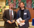 Bild: Fotografie_Monika_Baumann, Deutsche Kinderhospitzstiftung
Ralph Würnschinger (links) und Lukas Fleischmann haben den TOM Medienpreis der Deutschen Kinderhospitzstiftung 2024 für ihre Podcast-Reihe "Jenseits der Schwerkraft" gewonnen.