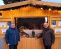 Bild: u
Neben dem Christbaum auf dem Marktplatz ist in einem Marktstand bis zum 6. Januar 2025 eine von Stadtrat Martin Merkl (links) organisierte Krippenausstellung zu besichtigen. Reinhold Birner (rechts) sperrt die Läden der Ausstellungsbude täglich um 8 Uhr auf und um 20 Uhr zu.
