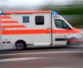 Symbolbild: Hendrik Schmidt/dpa-Zentralbild/dpa
Eine Mitarbeiterin des Rettungsdienstes wird bei einem Einsatz in Schwandorf von einer 60-Jährigen angegriffen und bespuckt.