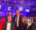 Bild: Thomas Roth
Lina Holler (rechts) aus der Gemeinde Winklarn trifft in Dortmund bei der "Kinderlachen-Gala" auf Comedian Oliver Pocher. Mit den zwei "The Voice Kids"-Freunden Rosa und Tristan singt sie zwei Lieder live auf der Bühne.