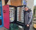 Bild: bl
Maximilian Pucher befüllt zum ersten Mal den Retouren-Paket-Automaten in der Regensburger Straße in Nabburg. Der 25-Jährige hofft, dass so viele neue Produkte doch noch vor dem Weg in die Vernichtung bewahrt werden können.