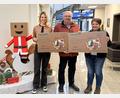 Bild: Liebensteiner Kartonagenwerk GmbH/exb
Eine Spende in Höhe von 3000 Euro sowie den Erlös des diesjährigen Mitarbeiter-Weihnachtsmarktes in Höhe von 5500 Euro ließ die Liebensteiner Kartonagenwerk GmbH der Kinderkrebshilfe Oberpfalz Nord zukommen. Im Bild (von rechts) Geschäftsführerin Marion Forster, Herbert Putzer von der Kinderkrebshilfe und Liesa Weiß, Organisatorin des Weihnachtsmarktes.