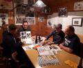 Bild: prh
Hubert Meiler, Markus Döllinger, Tobias Mittelmeier und Wolfgang Meiler (von rechts) schwelgen in der urigen Bierfassroller-Stube auf dem Meiler-Hof in Erinnerungen an selbst organisierte Großereignisse im Bierfassrollen.