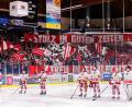 Bild: Werner Moller
Die Fans der Eispiraten Crimmitschau gaben am Montagabend in der Weidener Hans-Schröpf-Arena ein eindrucksvolles Bild ab, auch wenn das für Ärger bei so manchem Anhänger der Blue Devils sorgte.