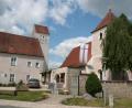Bild: Susanne Götte/exb
Die Nikolauskirche und das marode Gemeindehaus mit angebautem Schwedenturm prägen die Ortsmitte von Kohlberg. Kirchengemeinde und Kommune arbeiten gemeinsam an einer Lösung, wie die kostspielige Baumaßnahme gestemmt werden kann. Dabei wurde auch die Idee geboren, das direkt an der Goldenen Straße gelegene Gebäude als Deutsch-Tschechisches Begegnungszentrum zu nutzen.