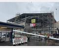 Bild: Matthias Bäumler/fph
Die Hallenkonstruktion ist fast fertig. Bis Ende Januar, Anfang Februar wird die Halle komplett mit Planen eingehaust.