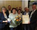 Bild: fg
Der neuen Trägerin der silbernen Bürgermedaille der Stadt Hirschau, Heidi Flierl (Dritte von links), gratulieren (von links): Johanna Erras-Dorfner (FW-Sprecherin), Dritter Bürgermeister Hermann Gebhard, Christian Gnan (CSU-Sprecher), Zweite Bürgermeisterin Bärbel Birner, Christian Feja (Grüne-Sprecher), Martin Merkl (CSU-Fraktionssprecher), Josef Birner (SPD-Sprecher) und Bürgermeister Hermann Falk.