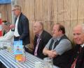 Bild: Kunz
Beim Schaustellerstammtisch gibt es nur Positives zu hören. Von links: Laura Aichholzer, Platzmeister Peter Rackl, Bürgermeister Reinhold Wildenauer, Bürgermeister Lothar Höher, Festwirt Christian Papert und Wolfgang Rasel, Geschäftsführer von Naabecker.